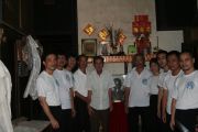 Đoàn VĐ VXNG ở bên bàn thờ nhà riêng ông Nguyễn Chí Thành